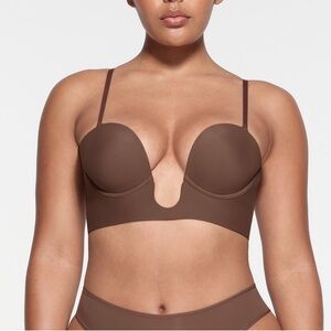 NWOT SKIMS Deep Plunge Shapewear Bra in Color: Jasper (A Dark Tan/Almost Brown)